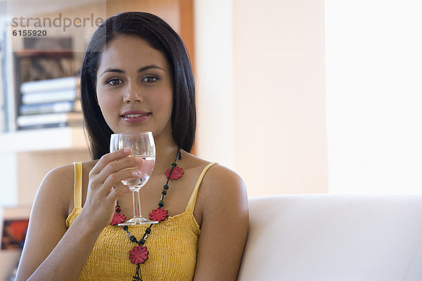 junge Frau junge Frauen Wein trinken