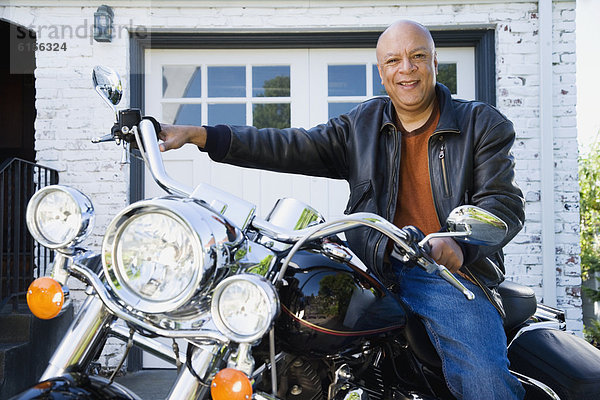 sitzend Senior Senioren Mann amerikanisch Motorrad
