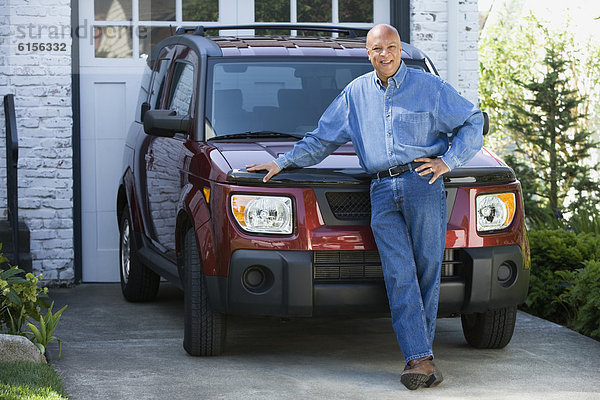 angelehnt Senior Senioren Mann Auto amerikanisch