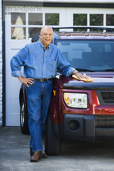 Senior Senioren Mann Auto amerikanisch polieren