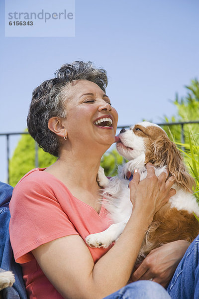 Senior  Senioren  Frau  umarmen  Hund  amerikanisch