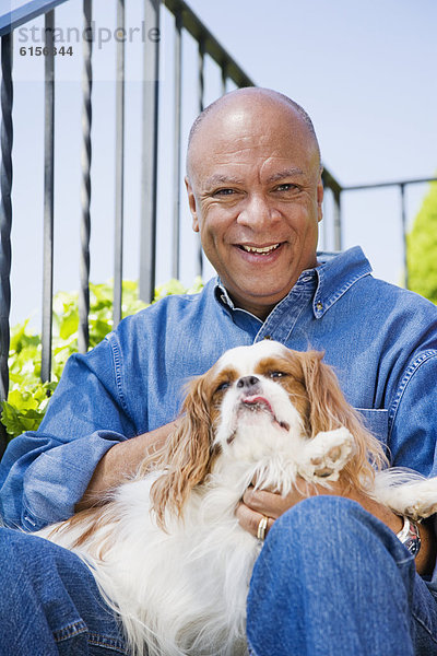 Senior Senioren Mann umarmen Hund amerikanisch