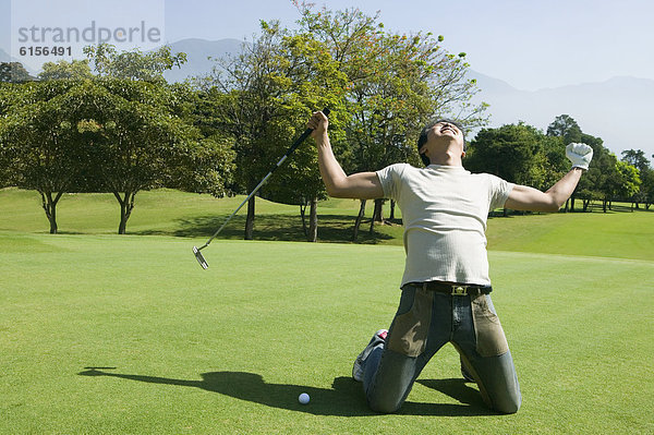 Mann  jubeln  Golfsport  Golf  Kurs