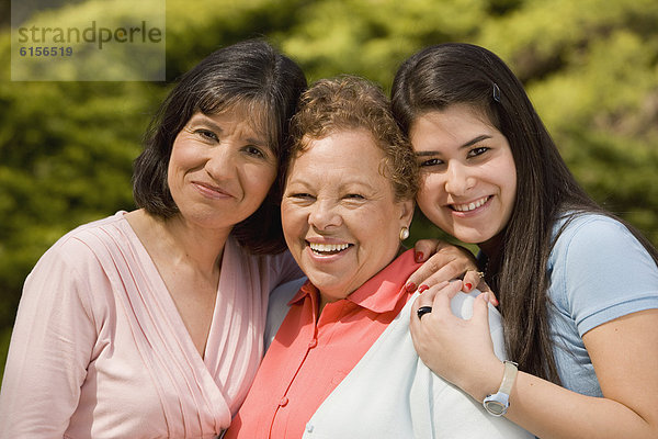 Portrait  Hispanier  Mehrgenerationen Familie  Mitglied