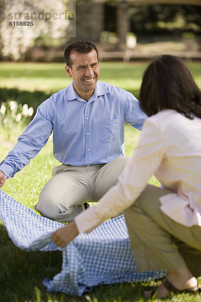 liegend  liegen  liegt  liegendes  liegender  liegende  daliegen  Decke  Picknick  Hispanier