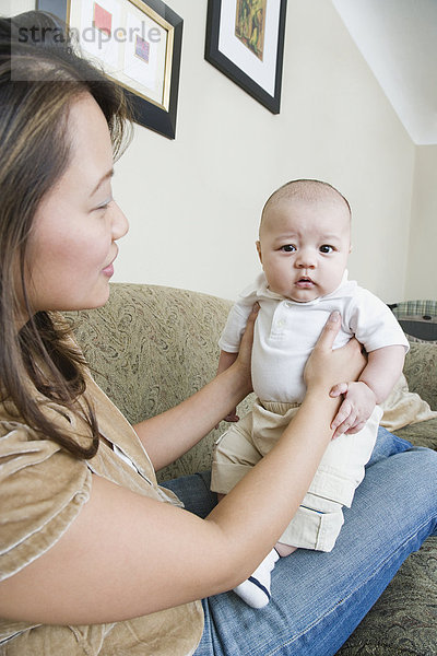 Asian Mutter hält baby