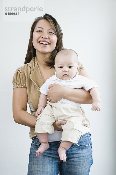 Asian Mutter hält baby