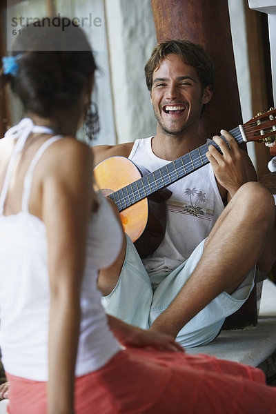 Mann  Freundin  Gitarre  Südamerika  spielen