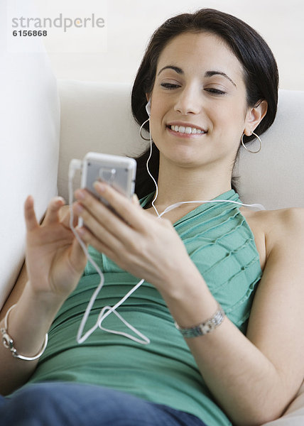 Junge Frau mit einem MP3 Player