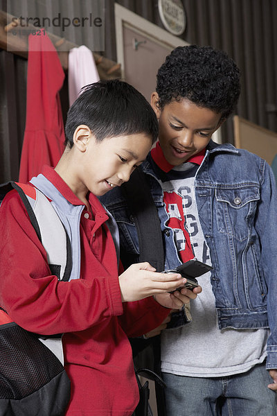 Handy  sehen  Junge - Person  Schule  multikulturell