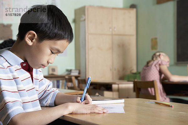 schreiben  Junge - Person  Klassenzimmer