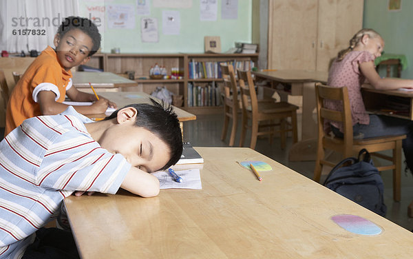 Junge - Person  schlafen  Klassenzimmer