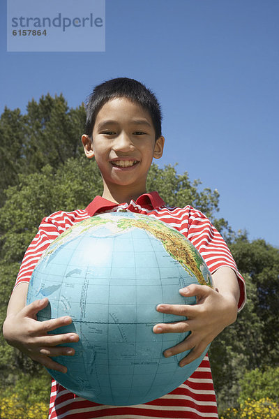 Junge - Person  halten  Globus