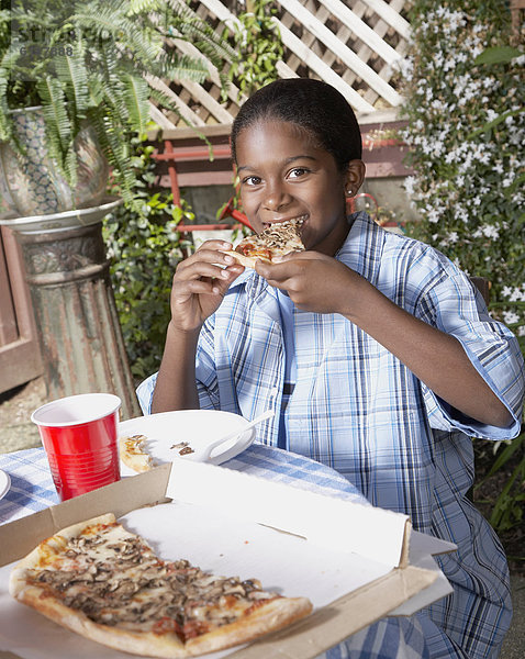 Junge - Person  Pizza  essen  essend  isst