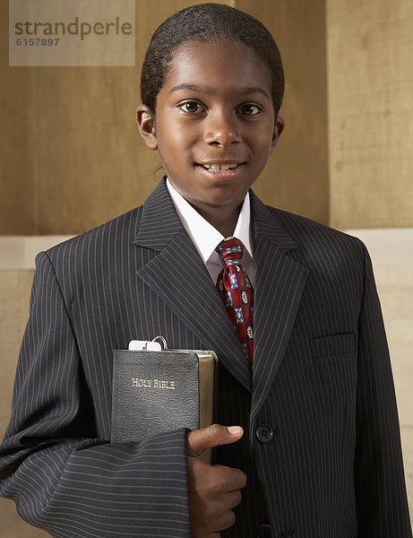 Junge - Person  halten  Bibel