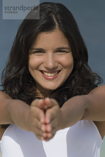 Frau  Hispanier  üben  Yoga