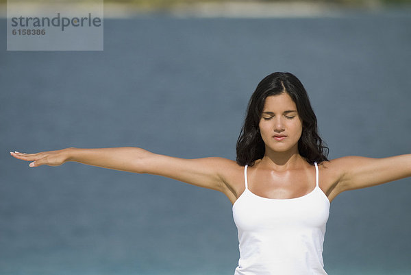 Frau  Hispanier  üben  Yoga