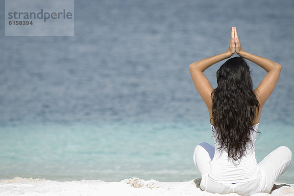 Frau  Strand  Hispanier  üben  Yoga