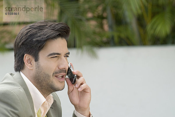 Hispanische Geschäftsmann sprechen auf Handy