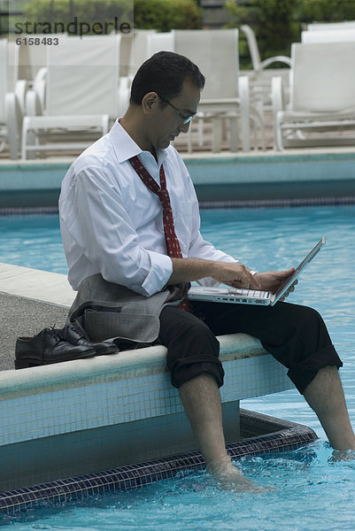 benutzen  Notebook  Geschäftsmann  Hispanier  schwimmen