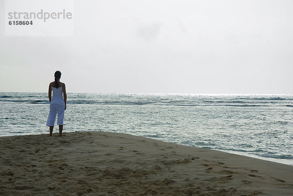 Frau Blick auf Meer