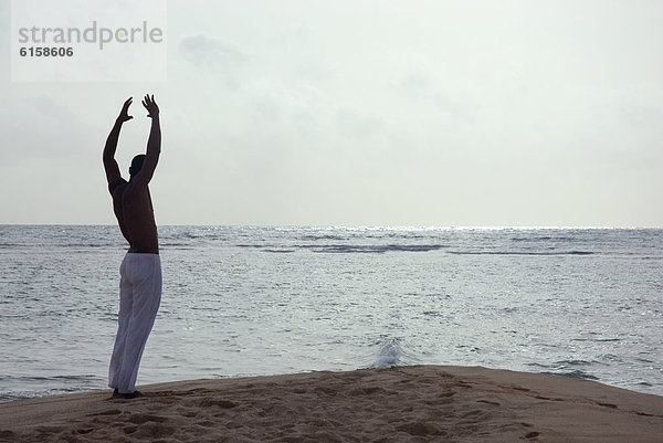 Mann  Strand  Hispanier  üben  Yoga