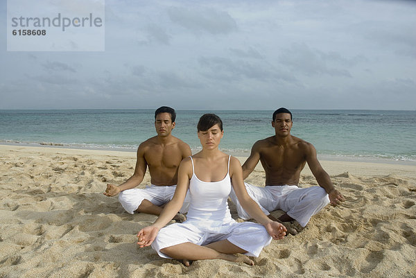 Freundschaft  Strand  Meditation  multikulturell