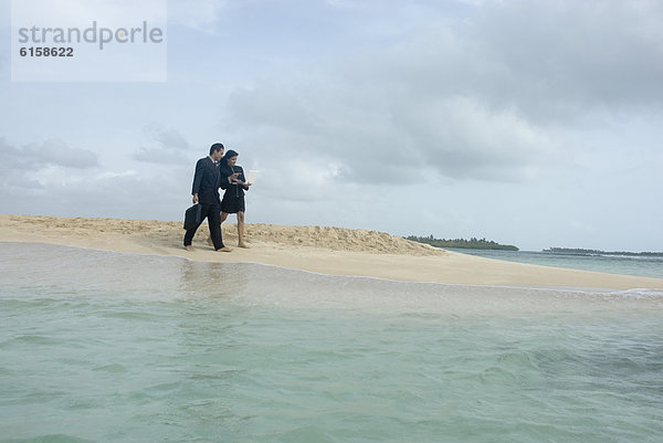 Wirtschaftsperson  gehen  Strand  Hispanier