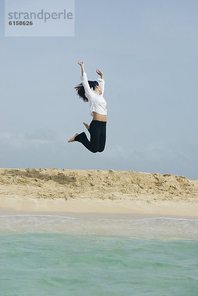 Frau  Strand  springen