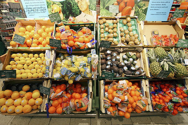 Südfrüche  exotische Früchte aus aller Welt  Obstabteilung  Selbstbedienung  Lebensmittelabteilung  Supermarkt  Deutschland  Europa