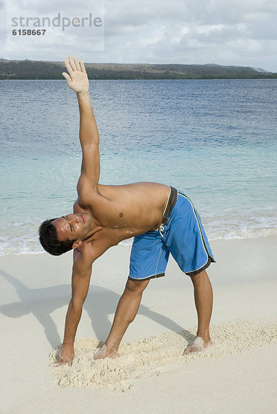 Mann  Strand  Hispanier  üben  Yoga