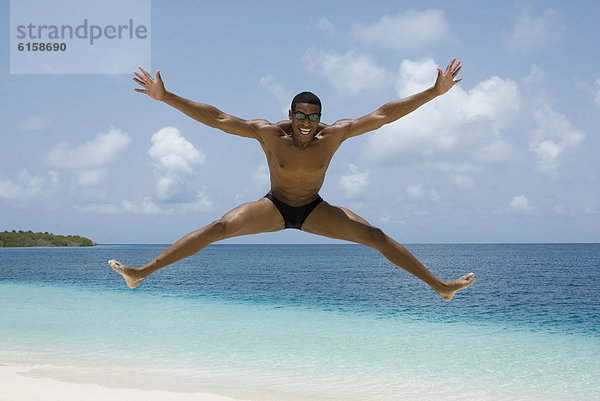 Mann Strand Hispanier springen