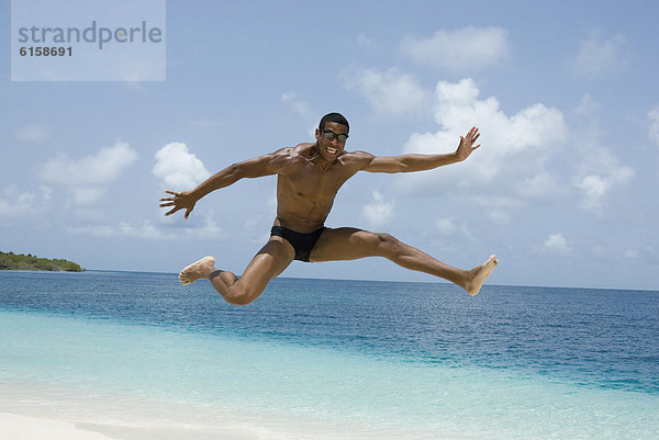 Mann  Strand  Hispanier  springen