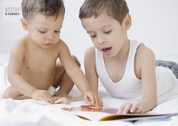 Junge - Person  Bruder  Hispanier  Baby  vorlesen