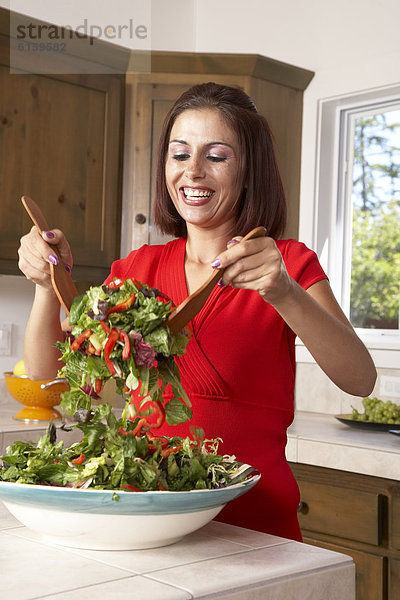 Frau werfen Hispanier Salat