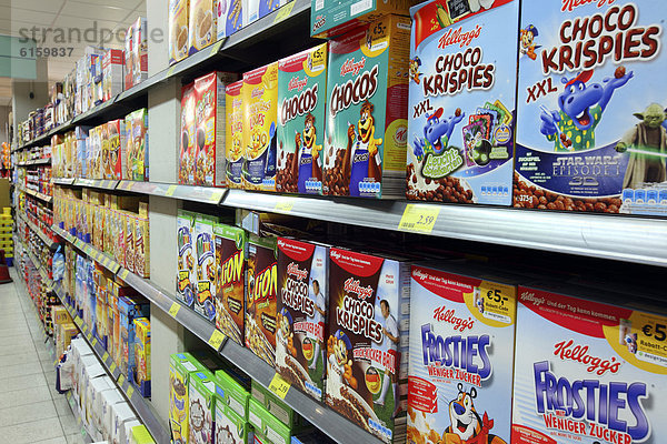 Regale mit Frühstücksflocken  Cerealien  Selbstbedienung  Lebensmittelabteilung  Supermarkt  Deutschland  Europa