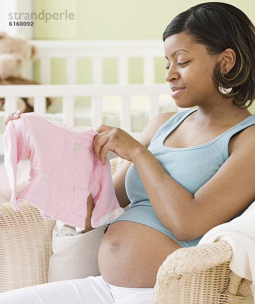 Frau Kleidung halten Schwangerschaft amerikanisch Baby