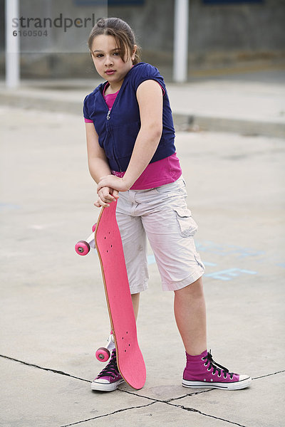 halten  Skateboard  mischen  Mädchen  Mixed