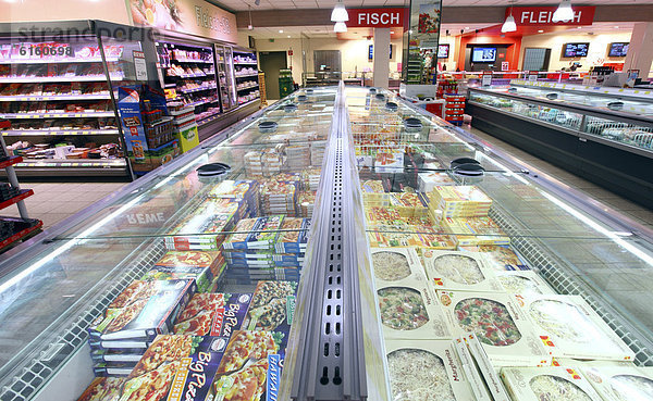Tiefkühltruhen mit verschiedenen TK-Produkten  Fertiggerichte  Selbstbedienung  Tiefkühlabteilung  Lebensmittelabteilung  Supermarkt  Deutschland  Europa