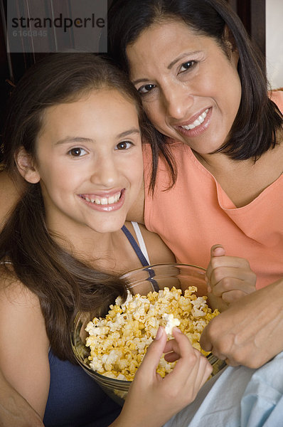 Hispanier  Tochter  essen  essend  isst  Mutter - Mensch  Popcorn