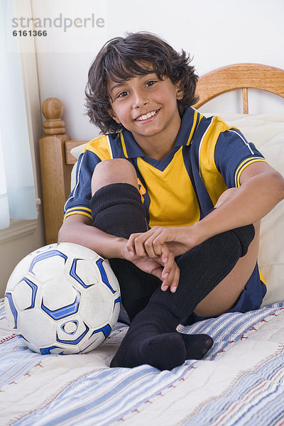 Junge - Person Bett mischen Fußball Ball Spielzeug Mixed