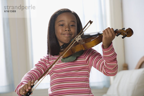 amerikanisch  Mädchen  spielen  Geige