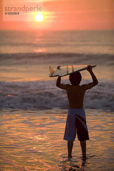 Strand  Junge - Person  halten  Surfboard