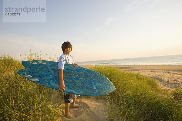 Strand  Junge - Person  halten  Surfboard