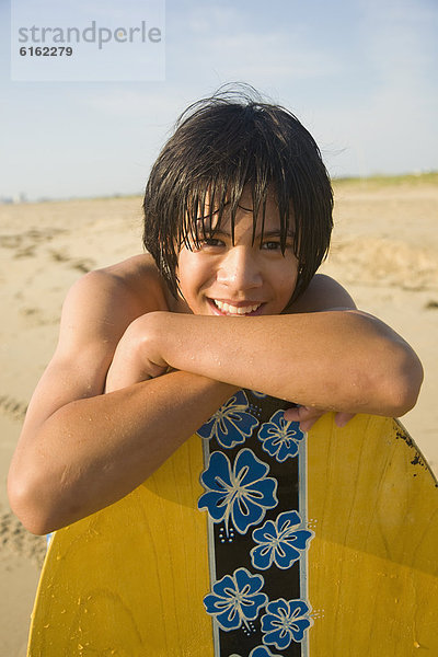 angelehnt  Junge - Person  Surfboard