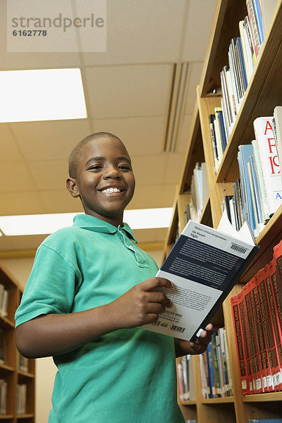 Buch  Junge - Person  halten  Bibliotheksgebäude  amerikanisch  Taschenbuch