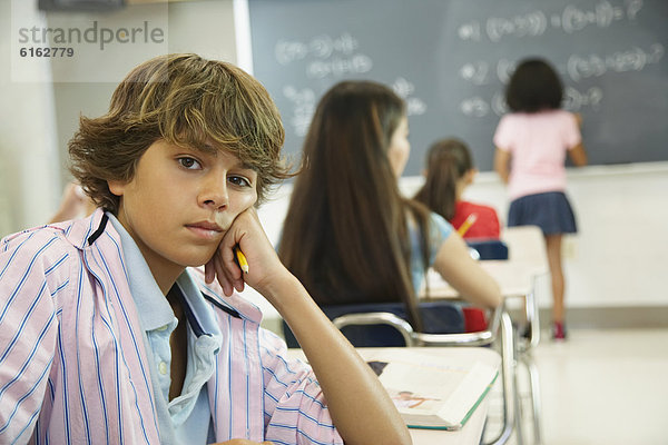 Boy am Schalter im Klassenzimmer