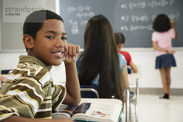 Schreibtisch  Junge - Person  Hispanier  Klassenzimmer