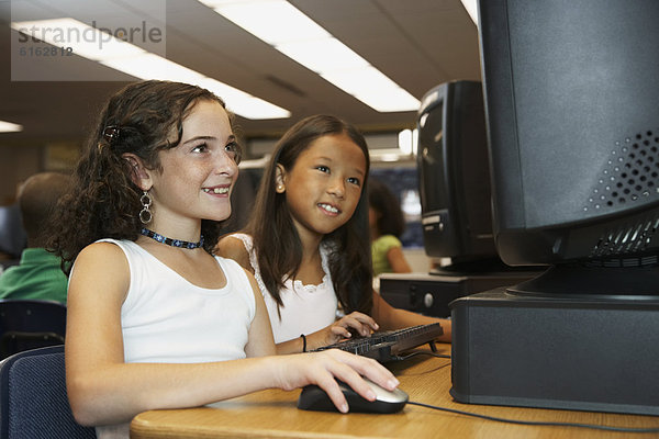 benutzen Computer Schule (Einrichtung) Mädchen multikulturell