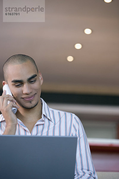 Mann  sprechen  Telefon  amerikanisch